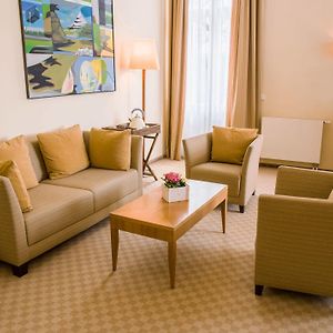 Zimmer mit Kingsize-Bett